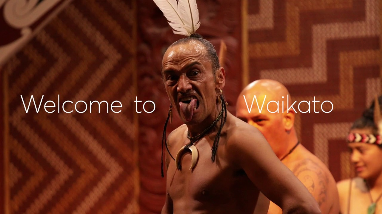 maori-man-performing-greeting-ceremony